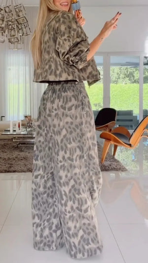 Set due pezzi leopardato taupe in giacca e pantaloni a palazzo