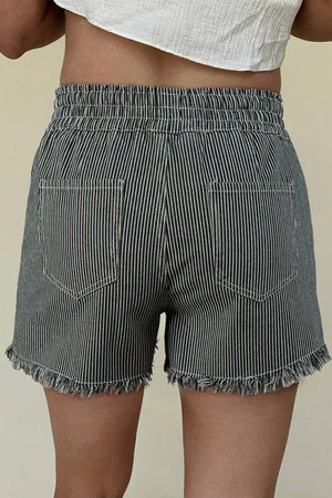 ADA - Shorts in denim a righe con orlo sfrangiato