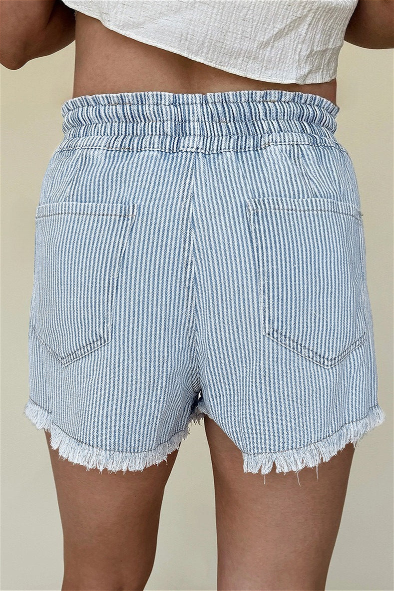 ADA - Shorts in denim a righe con orlo sfrangiato