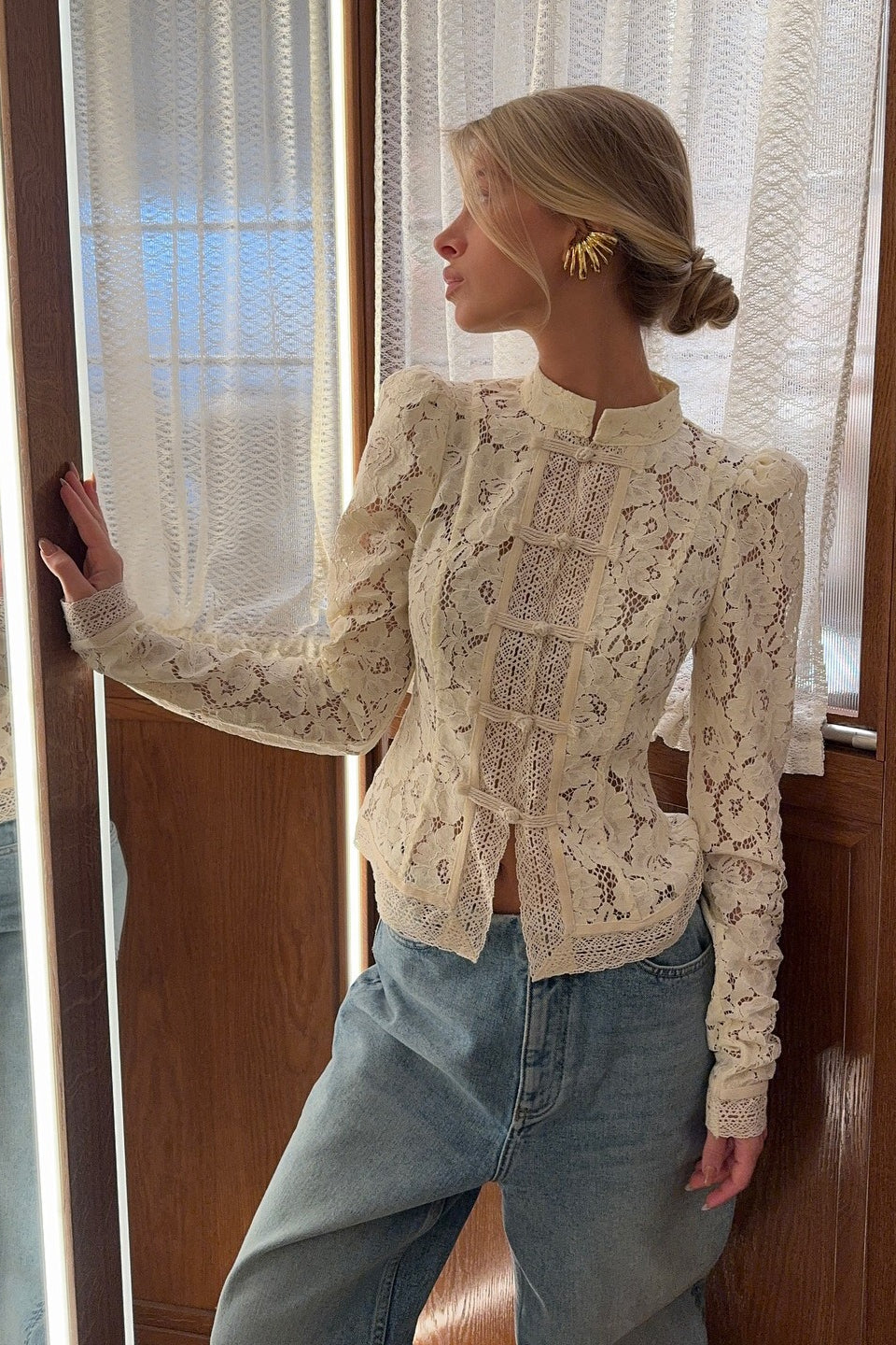 BUSACHI - Cardigan bianco in pizzo con bottoni decorativi