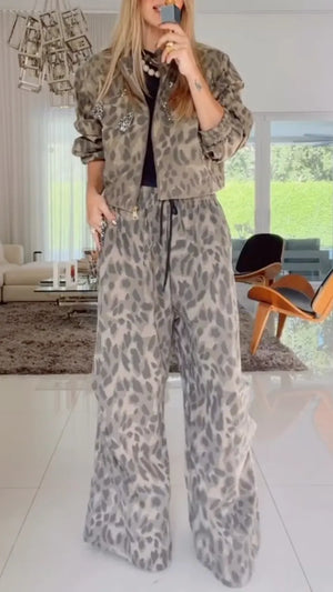 Set due pezzi leopardato taupe in giacca e pantaloni a palazzo