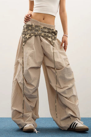 GUAGNANO - Pantaloni cargo curvy con stampa stellare