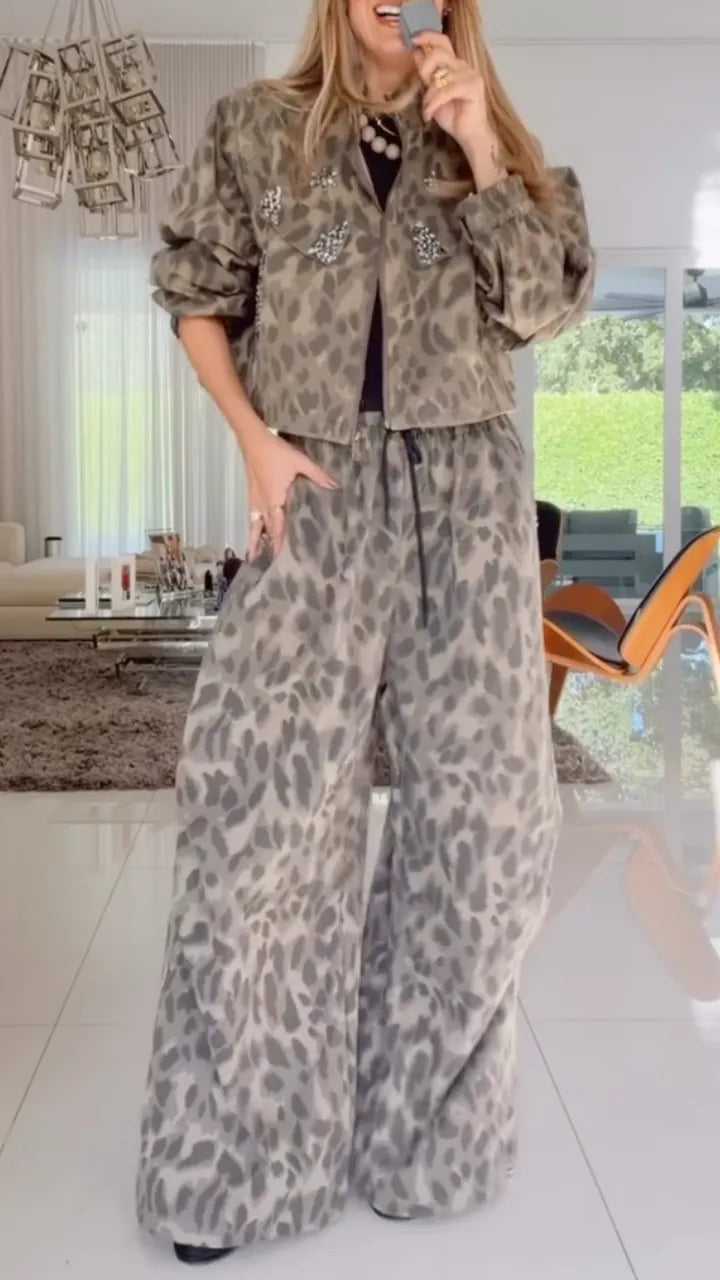 Set due pezzi leopardato taupe in giacca e pantaloni a palazzo
