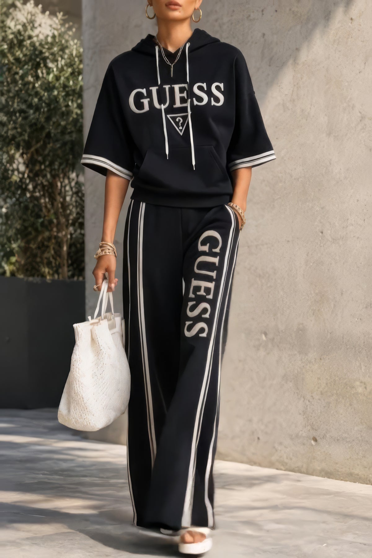 GUESS 6 X Coordinato • Tessuto sintetico morbido • Cappuccio, coulisse e bande laterali a contrasto — Guendalina — SHOT 1
