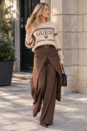 Guess Coordinato • Maglia in maglia morbida e pantaloni in tessuto fluido • Maglia con motivo argyle a rombi, pantaloni ampi con sovrapposizione frontale e cintura marrone — Rosalia — SHOT 1