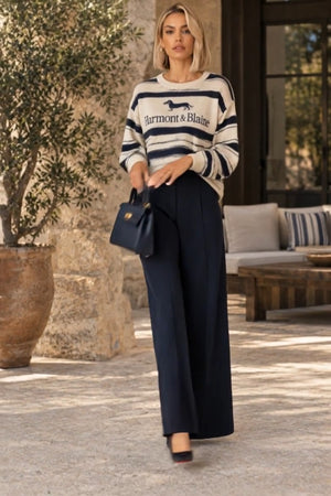 H.Blaine Coordinato • Maglia in maglia morbida e pantaloni in tessuto strutturato • Maglia oversize a righe bordeaux e panna, maniche voluminose, pantaloni neri a gamba larga con piega centrale — Bambina — SHOT 1
