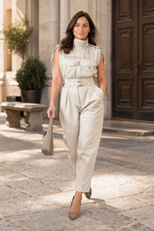 Patrizia Pepe Coordset • Cotone misto con texture opaca • Top smanicato con collo alto drappeggiato, tasche applicate e spalle con lacci; pantaloni a vita alta con pieghe e cintura con fibbia metallica — Ferruccia — SHOT 2