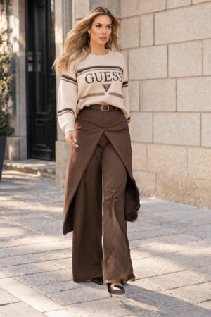 Guess Coordinato • Maglia in maglia morbida e pantaloni in tessuto fluido • Maglia con motivo argyle a rombi, pantaloni ampi con sovrapposizione frontale e cintura marrone — Rosalia — SHOT 2