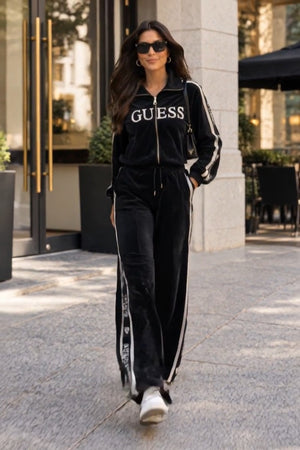 Guess Coordinato • Tessuto sintetico liscio, probabilmente poliestere • Giacca con zip e pantaloni a gamba larga, bande laterali bianche e vita elasticizzata — Mariangela — SHOT 2