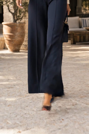 H.Blaine Coordinato • Maglia in maglia morbida e pantaloni in tessuto strutturato • Maglia oversize a righe bordeaux e panna, maniche voluminose, pantaloni neri a gamba larga con piega centrale — Bambina — SHOT 2