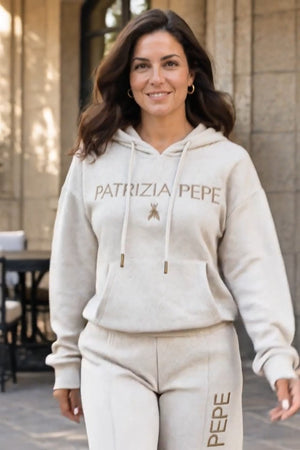 Patrizia Pepe Coordinato • Maglia morbida a coste, probabilmente misto cotone • Felpa con cappuccio, pantaloni a gamba larga, righe verticali e tasca a marsupio — Alida — SHOT 3