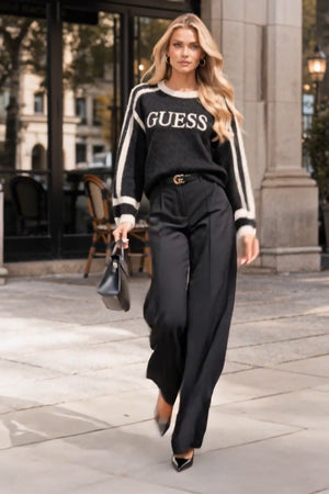 Guess Coordinato • Maglia in lana o misto acrilico e pantaloni in tessuto fluido • Maglia nera con righe bianche su spalle e maniche, pantaloni a palazzo a vita alta e cintura con fibbia dorata — Vera — SHOT 3