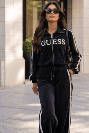 Guess Coordinato • Tessuto sintetico liscio, probabilmente poliestere • Giacca con zip e pantaloni a gamba larga, bande laterali bianche e vita elasticizzata — Mariangela — SHOT 3