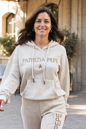 Patrizia Pepe Coordinato • Maglia morbida a coste, probabilmente misto cotone • Felpa con cappuccio, pantaloni a gamba larga, righe verticali e tasca a marsupio — Alida — SHOT 4