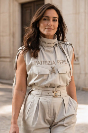Patrizia Pepe Coordset • Cotone misto con texture opaca • Top smanicato con collo alto drappeggiato, tasche applicate e spalle con lacci; pantaloni a vita alta con pieghe e cintura con fibbia metallica — Ferruccia — SHOT 4
