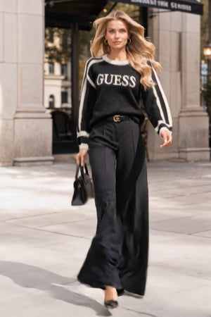 Guess Coordinato • Maglia in lana o misto acrilico e pantaloni in tessuto fluido • Maglia nera con righe bianche su spalle e maniche, pantaloni a palazzo a vita alta e cintura con fibbia dorata — Vera — SHOT 4