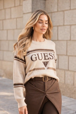 Guess Coordinato • Maglia in maglia morbida e pantaloni in tessuto fluido • Maglia con motivo argyle a rombi, pantaloni ampi con sovrapposizione frontale e cintura marrone — Rosalia — SHOT 4