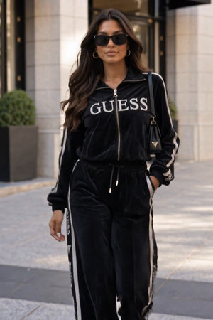 Guess Coordinato • Tessuto sintetico liscio, probabilmente poliestere • Giacca con zip e pantaloni a gamba larga, bande laterali bianche e vita elasticizzata — Mariangela — SHOT 4